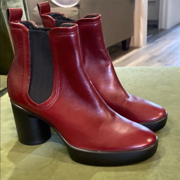 Ecco Red Ankle Boots with Elastic‎ Panels and Chunky Heel - Picture 1 of 4